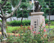 元智大學創辦人紀念銅像照片