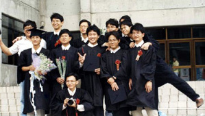 元智大學學生畢業合拍照片