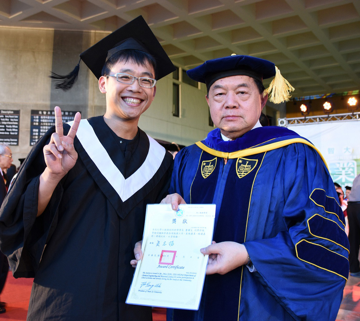 徐旭東頒贈優秀學生獎狀
