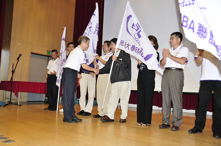 0514-3院長授旗給各屆校友幹部