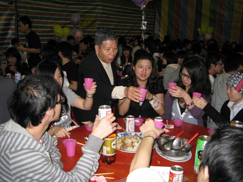 校友會參加98畢聯會伴桌活動
