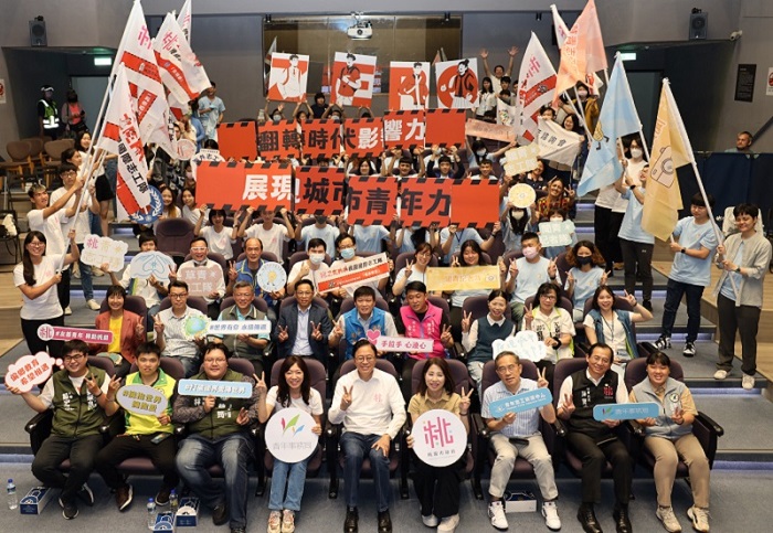 張善政授旗 青年志工赴6國服務