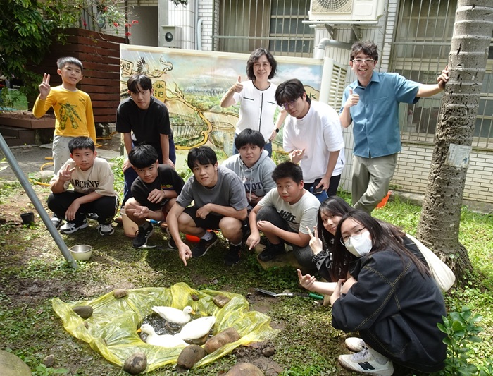 Yuan Ze University Partnered with Xiaoli Elementary School to Create a Happy Eco-Home for Call Ducks
