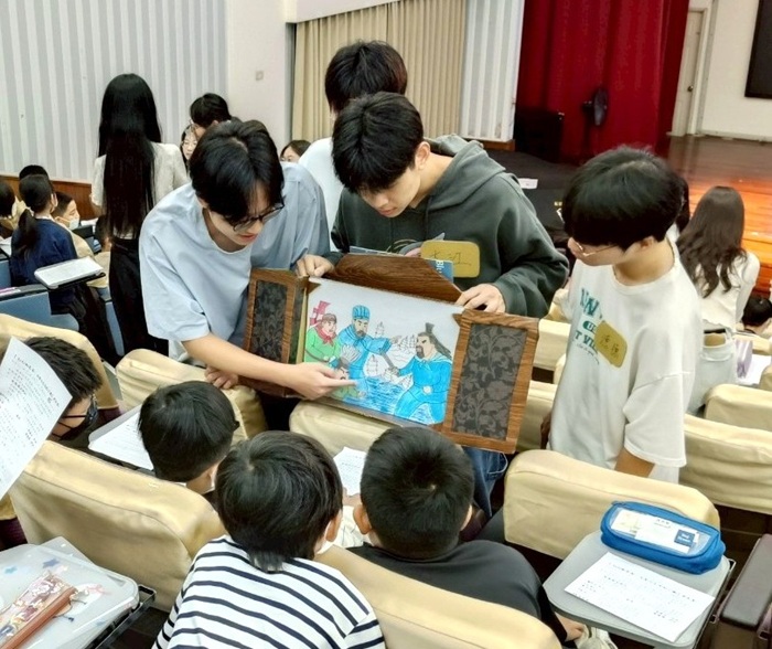 Yuan Ze University Collaborated with Yuansheng Elementary School to Perform “Romance of the Three Kingdoms” through Kamishibai