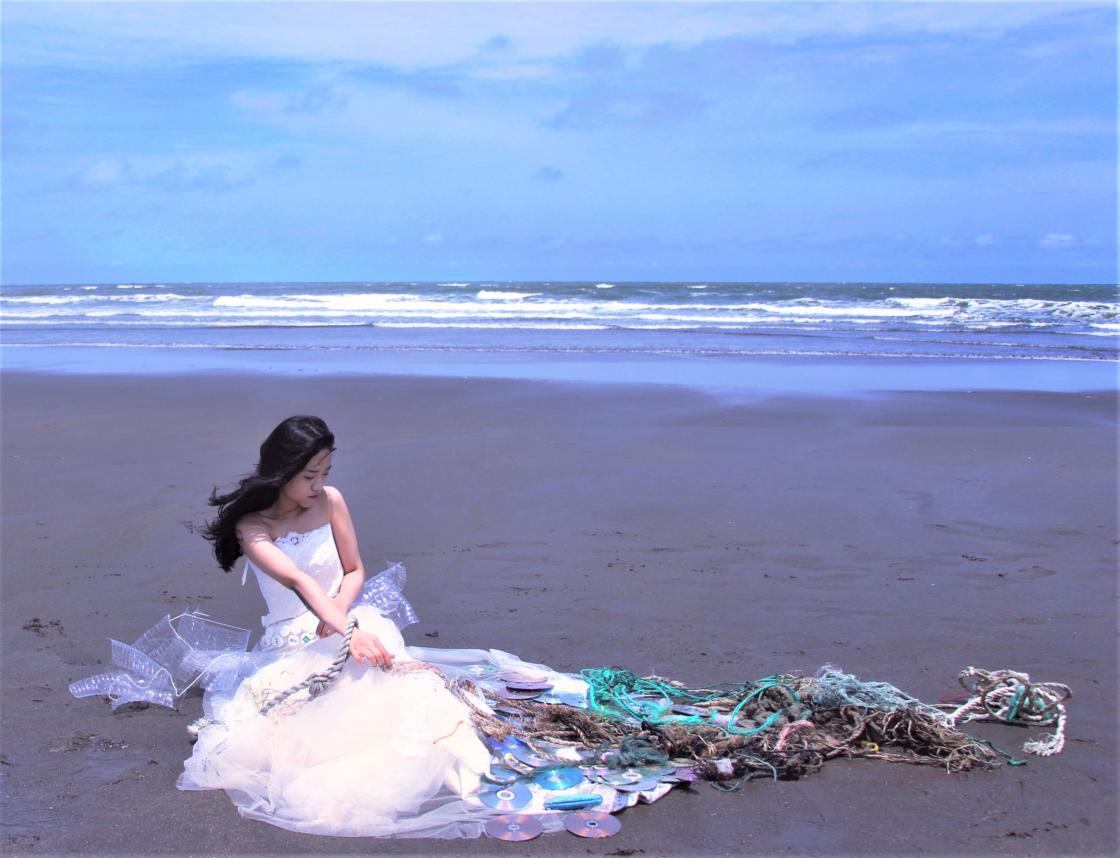將海廢融入婚紗攝影形成擱淺與純潔的強烈對比