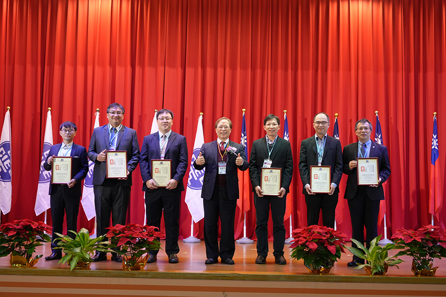 邱天隆教授(左二)獲頒「傑出電機工程教授」獎。（圖／元智提供）