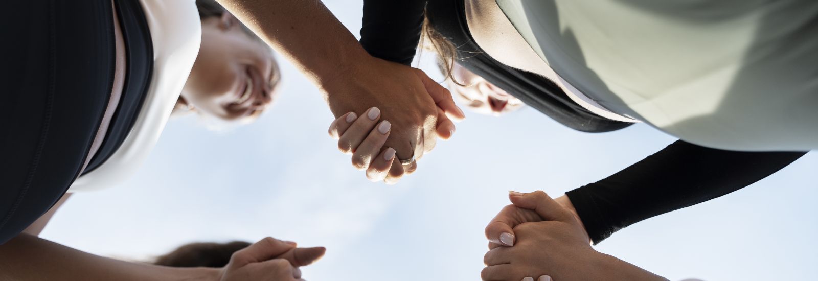 精彩社團意境照片，一群人團結合作緊握雙手