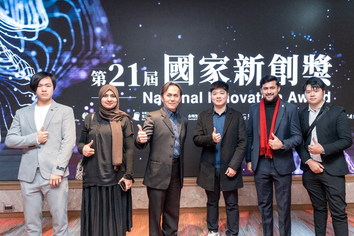 圖一元智機械系鐘國濱教授左三領導的團隊以次世代PEM水電解技術製低碳臭氧與負碳氫氣獲獎.jpg